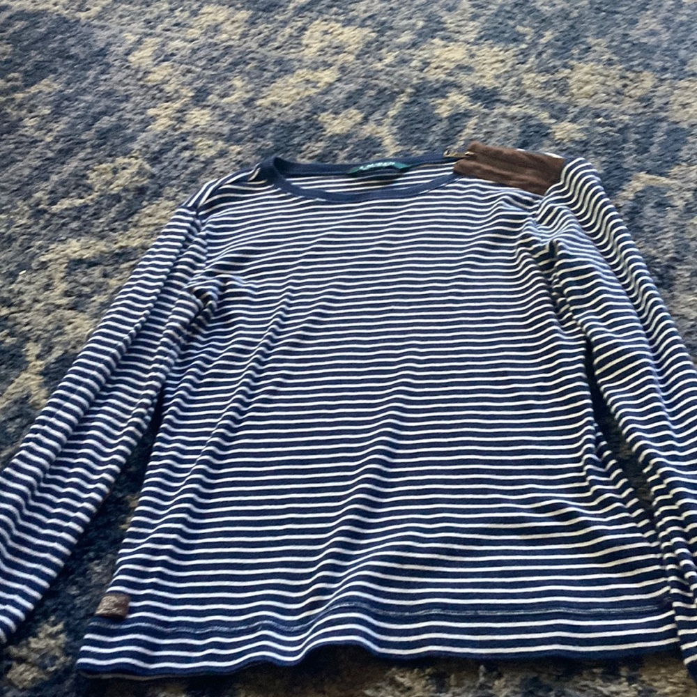 this is a really good shirt its very stripy and fancy 😎